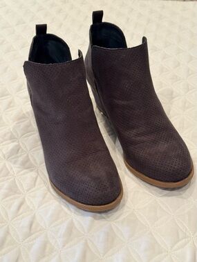 DV8 Dolce Vita Charcoal Gray Perforated Faux Suede Wedge Heel Ankle Booties Sz 8